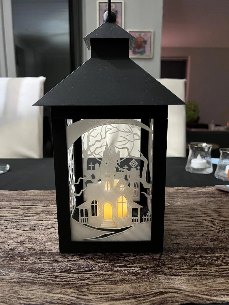 Unik Halloween Lanterne – Fyrfadslys Holder med Udskiftelige Dekorationer – Halloween Bordpynt & Festlig Dekoration
