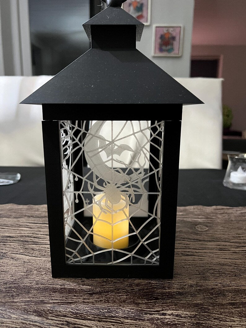 Unik Halloween Lanterne – Fyrfadslys Holder med Udskiftelige Dekorationer – Halloween Bordpynt & Festlig Dekoration