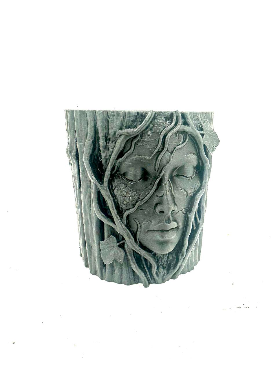 Plantekrukke med naturånd – kunstnerisk træstamme design