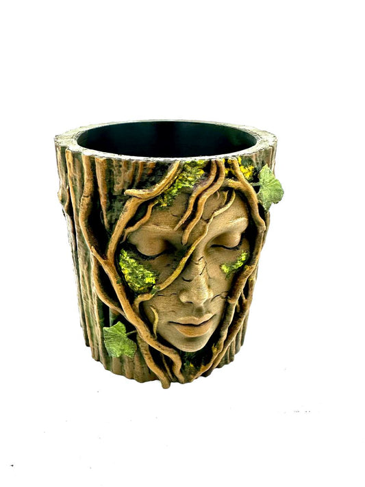 Plantekrukke med naturånd – kunstnerisk træstamme design