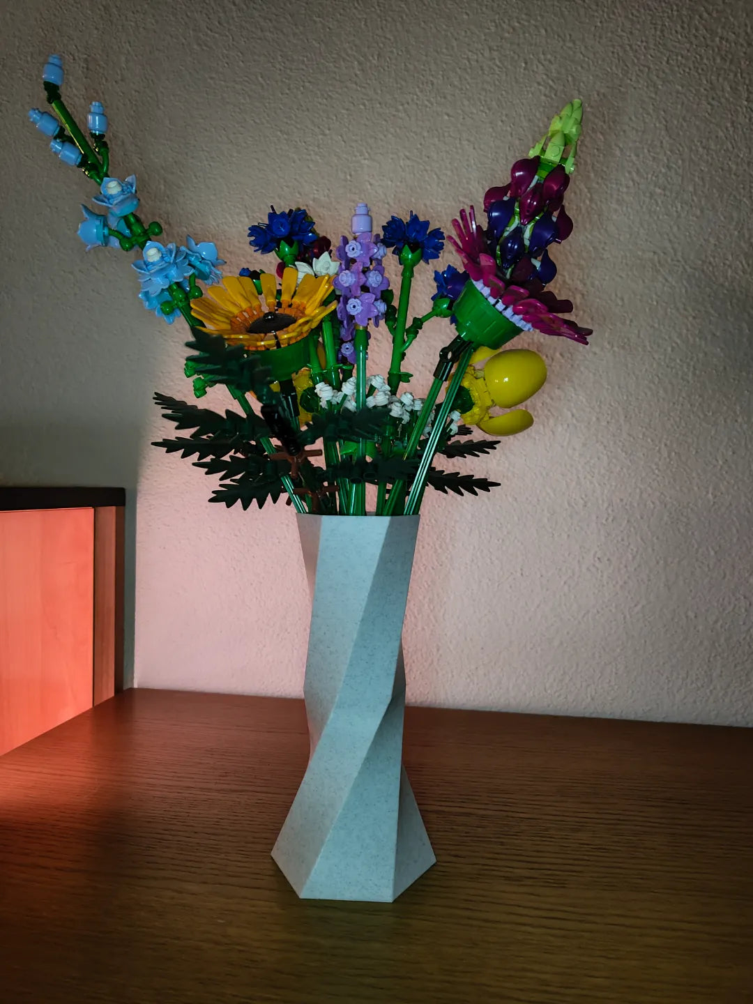 Brick Botanical Twisted Hexagon Vase – Snoet Sekskantet Vase til Klodser & Blomster