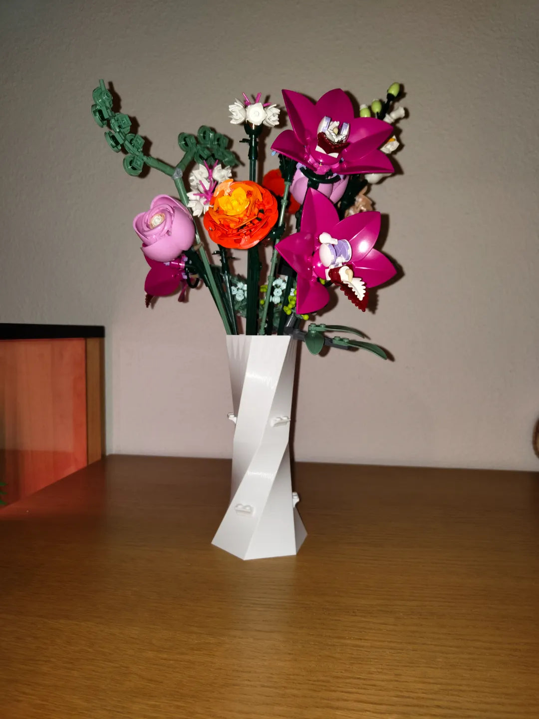 Brick Botanical Twisted Hexagon Vase – Snoet Sekskantet Vase til Klodser & Blomster