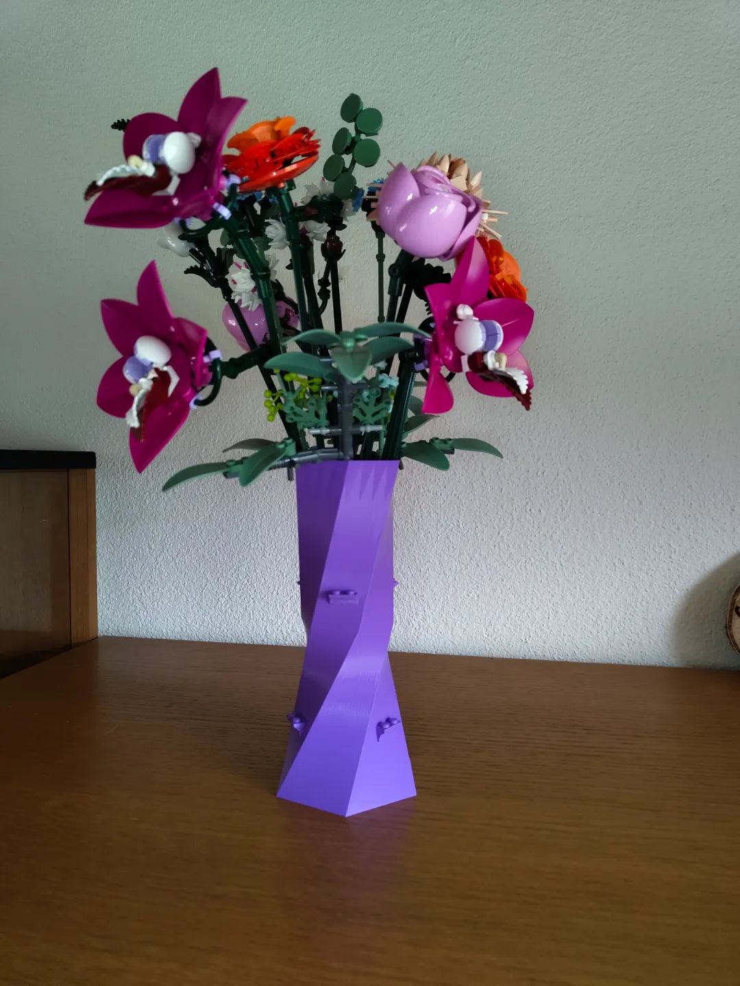 Brick Botanical Twisted Hexagon Vase – Snoet Sekskantet Vase til Klodser & Blomster