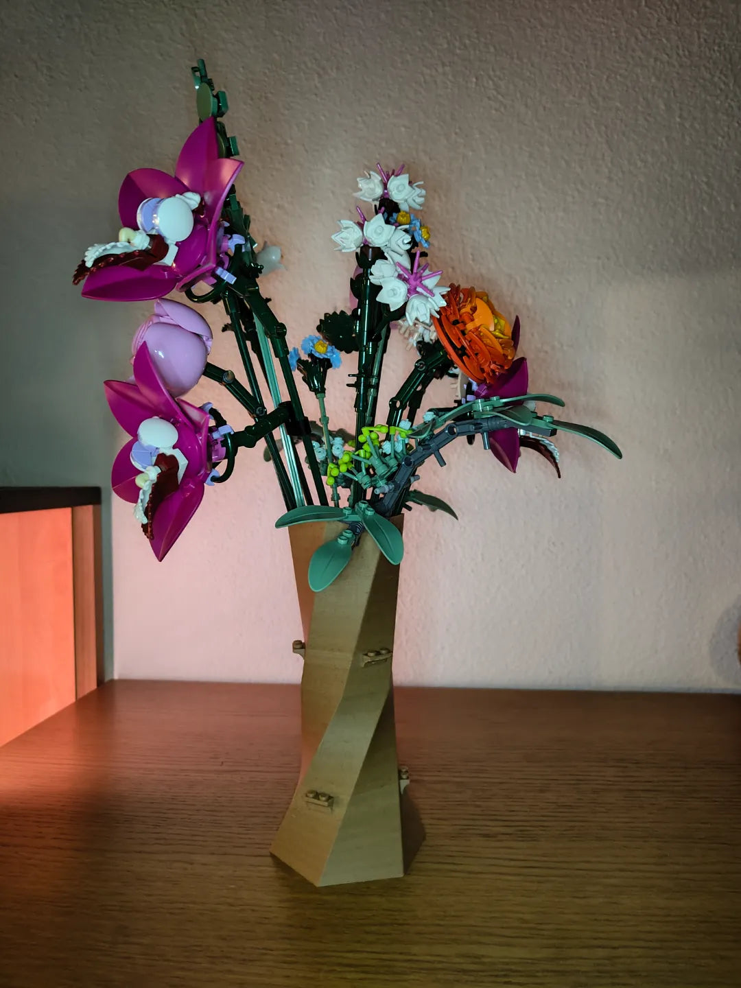 Brick Botanical Twisted Hexagon Vase – Snoet Sekskantet Vase til Klodser & Blomster
