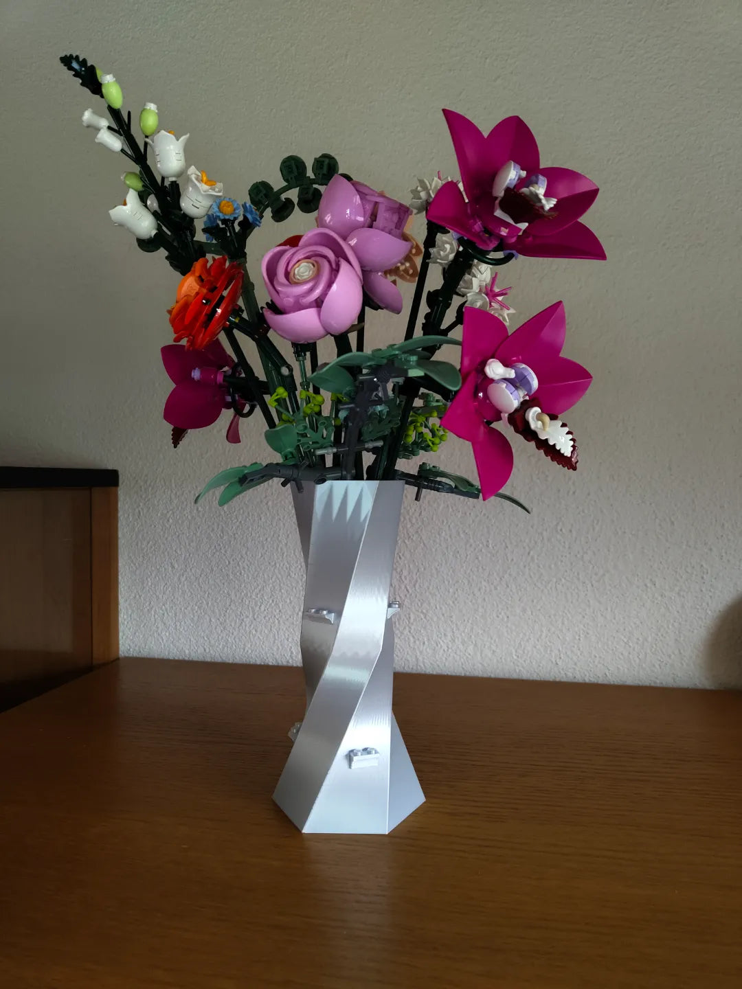 Brick Botanical Twisted Hexagon Vase – Snoet Sekskantet Vase til Klodser & Blomster