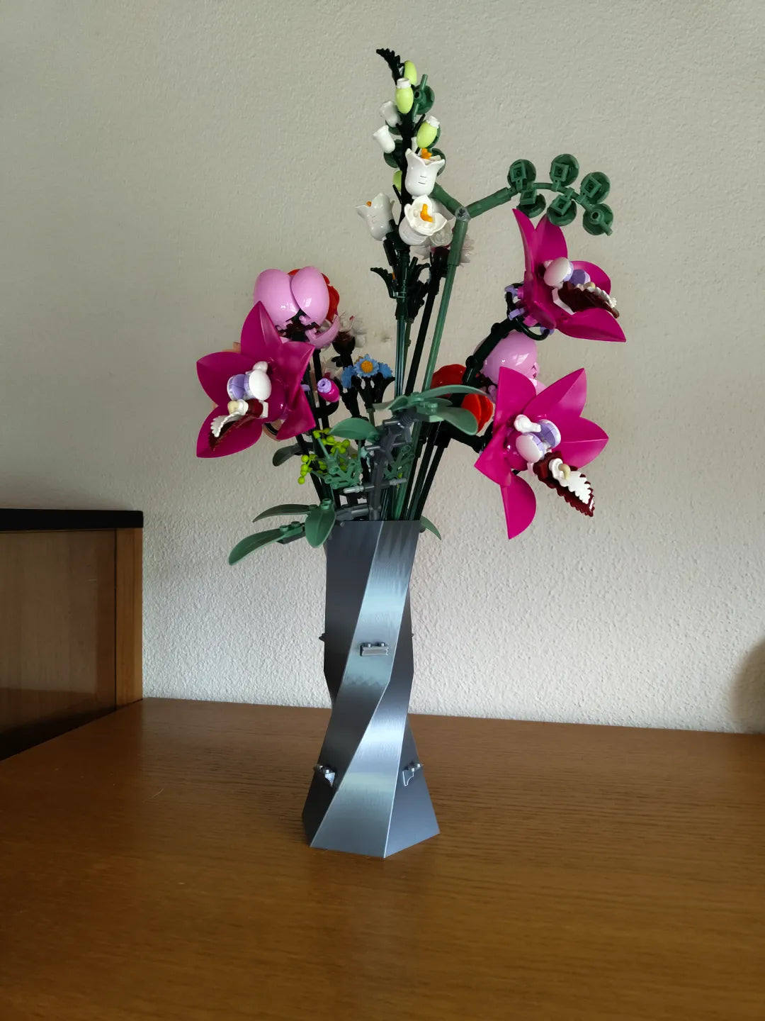 Brick Botanical Twisted Hexagon Vase – Snoet Sekskantet Vase til Klodser & Blomster