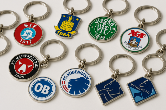lav produkt billeder nøglering med klub logoer fra den danske superliga 2025