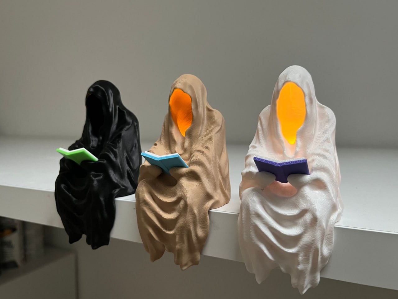 3D-printede spøgelser med bog og lys – sæt med 3 dekorative hyldefigurer
