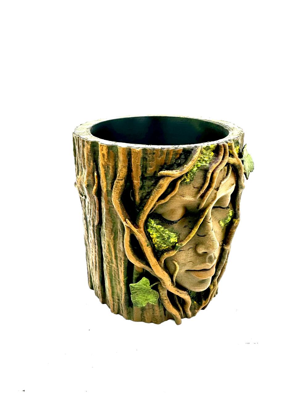 Plantekrukke med naturånd – kunstnerisk træstamme design