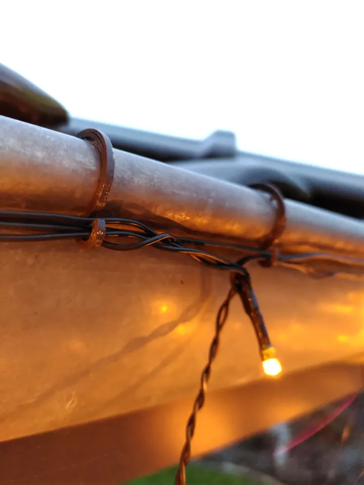 Tagrende Klips til Julelys – 25 stk. pakke | Holdbare & Nemme at Montere